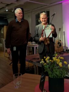 bild av Johan som ger och Örjan som tar emot intyg