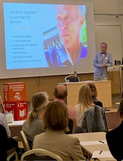 bild på konferensrum med föreläsare Lars Einar