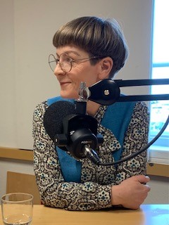 kvinna i radiostudio