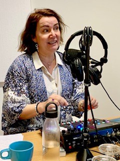 kvinna i radiostudio